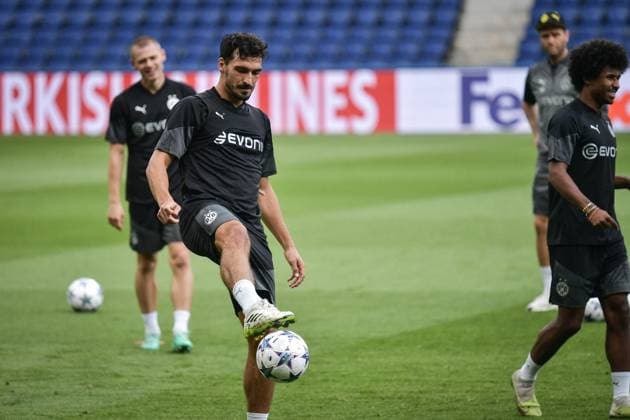 Champions League Football - Borussia Dortmund training session - Paris Borussia Dortmund s Mats Hummels (C) participates in a training session on the eve of the Champions League football match between Paris Saint-Germain and Borussia Dortmund at the Parc des Princes stadium in Paris on September 18, 2023. Photo by Firas Abdullah ABACAPRESS.COM Paris Ã?le-de-France France  Copyright: xAbdullahxFiras ABACAx 868183_042 AbdullahxFiras ABACAx 868183_042