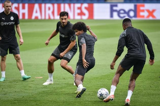 Champions League Football - Borussia Dortmund training session - Paris Borussia Dortmund s Mats Hummels (L) participates with Karim Adeyemi (C) in a training session on the eve of the Champions League football match between Paris Saint-Germain and Borussia Dortmund at the Parc des Princes stadium in Paris on September 18, 2023. Photo by Firas Abdullah ABACAPRESS.COM Paris Ã?le-de-France France  Copyright: xAbdullahxFiras ABACAx 868183_043 AbdullahxFiras ABACAx 868183_043