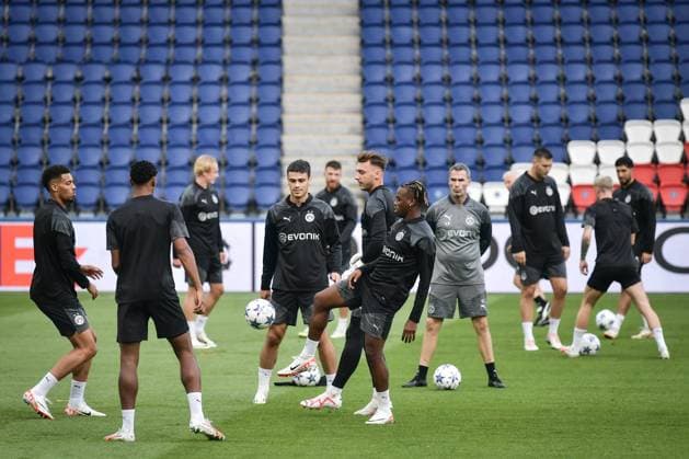 Champions League Football - Borussia Dortmund training session - Paris Borussia Dortmund s players participate in a training session on the eve of the Champions League football match between Paris Saint-Germain and Borussia Dortmund at the Parc des Princes stadium in Paris on September 18, 2023. Photo by Firas Abdullah ABACAPRESS.COM Paris Ã?le-de-France France  Copyright: xAbdullahxFiras ABACAx 868183_048 AbdullahxFiras ABACAx 868183_048