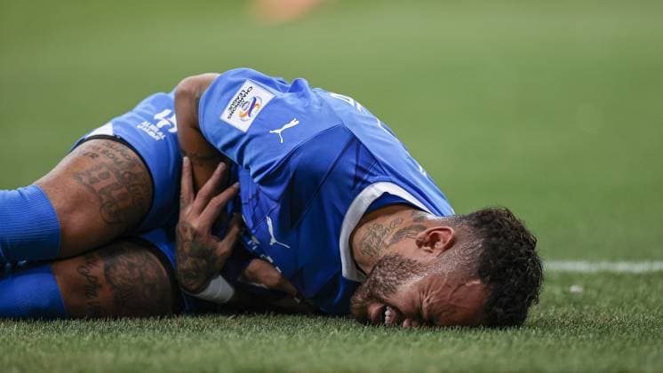 Sport Bilder des Tages AFC Champions League 2023-24 MD1 Neymar JR of Al-Hilal SFC (KSA) lies on the field after being tackled by a player of PFC Navbahor (UZB) during their Match Day 1 of the AFC Champions League 2023-24 at the King Fahd International Stadium on September 18, 2023 in Riyadh, Saudi Arabia. Riyadh King Fahd International Stadium Kingdom of Saudi Arabia  Copyright: xStrignerx 2023.09.19_PSI03215_SRA_0000777