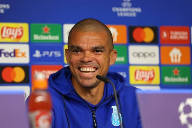 Fußball Herren Saison 2023 2024 UEFA Champions League 1. Spieltag I Pressekonferenz I FC Porto I 18.09.2023 Pepe (KÃ pler Laveran Lima Ferreira, 3, FC Porto) lacht. Hamburg Volksparkstadion Hamburg Deutschland Copyright: xLobecax xHenningxRohlfsx
