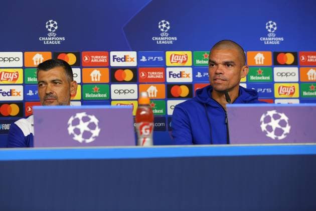 Fußball Herren Saison 2023 2024 UEFA Champions League 1. Spieltag I Pressekonferenz I FC Porto I 18.09.2023 Pepe (KÃ pler Laveran Lima Ferreira, 3, FC Porto) und SÃ rgio Conceicao (Trainer, FC Porto) in der Pressekonferenz. Hamburg Volksparkstadion Hamburg Deutschland Copyright: xLobecax xHenningxRohlfsx