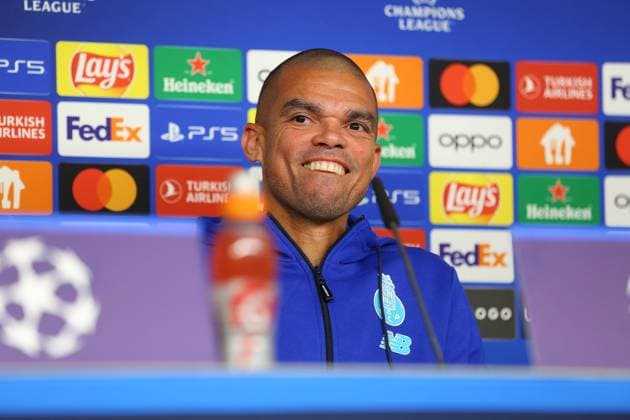 Fußball Herren Saison 2023 2024 UEFA Champions League 1. Spieltag I Pressekonferenz I FC Porto I 18.09.2023 Pepe (KÃ pler Laveran Lima Ferreira, 3, FC Porto) schmunzelt. Hamburg Volksparkstadion Hamburg Deutschland Copyright: xLobecax xHenningxRohlfsx