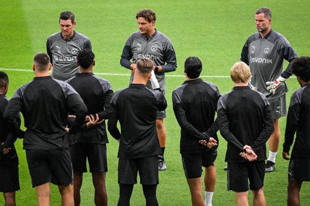 September 18, 2023, Paris, France, France: Edin TERZIC of Borussia Dortmund speaks to his players, Sebastian GEPPERT of Borussia Dortmund and Matthias KLEINSTEIBER of Borussia Dortmund during a Borussia Dortmund training session at Parc des Princes Stadium on September 18, 2023 in Paris, France. Paris France - ZUMAm308 20230918_zsp_m308_045 Copyright: xMatthieuxMirvillex