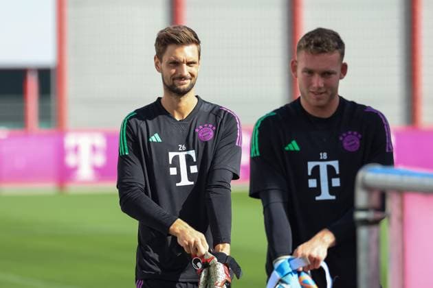 Sven Ulreich Neuer (FC Bayern Muenchen, 26) auf dem Weg zum Training, mit Daniel Peretz (FC Bayern Muenchen, 18), Abschlusstraining. FC Bayern Muenchen, Fussball, Saison 23 24, 19.09.2023, Abschlusstraining. FC Bayern Muenchen, Fussball, Saison 23 24, 19.09.2023 Muenchen Copyright: xEibner-Pressefoto JennixMaulx EP_JML