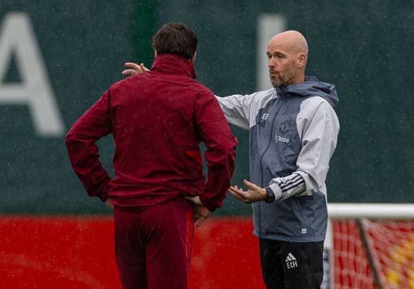 Football - UEFA Champions League - Group A - FC Bayern Munich v Manchester United, ManU FC - MD-1 MANCHESTER, ENGLAND - Tuesday, September 19, 2023: Manchester United s manager Erik ten Hag speraks with Victor Lindelöf during a training session at Carrington ahead of the UEFA Champions League Group A match between FC Bayern Munich FC and Manchester United FC. MANCHESTER Carrington GREATER MANCHESTER ENGLAND  Copyright: xDavidxRawcliffex P2023-09-19-Bayern_Man_Utd_MD-1-7