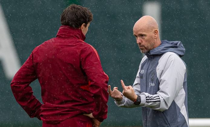 Football - UEFA Champions League - Group A - FC Bayern Munich v Manchester United, ManU FC - MD-1 MANCHESTER, ENGLAND - Tuesday, September 19, 2023: Manchester United s manager Erik ten Hag speraks with Victor Lindelöf during a training session at Carrington ahead of the UEFA Champions League Group A match between FC Bayern Munich FC and Manchester United FC. MANCHESTER Carrington GREATER MANCHESTER ENGLAND  Copyright: xDavidxRawcliffex P2023-09-19-Bayern_Man_Utd_MD-1-9