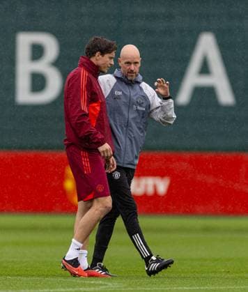 Football - UEFA Champions League - Group A - FC Bayern Munich v Manchester United, ManU FC - MD-1 MANCHESTER, ENGLAND - Tuesday, September 19, 2023: Manchester United s manager Erik ten Hag speaks with Victor Lindelöf during a training session at Carrington ahead of the UEFA Champions League Group A match between FC Bayern Munich FC and Manchester United FC. MANCHESTER Carrington GREATER MANCHESTER ENGLAND  Copyright: xDavidxRawcliffex P2023-09-19-Bayern_Man_Utd_MD-1-2