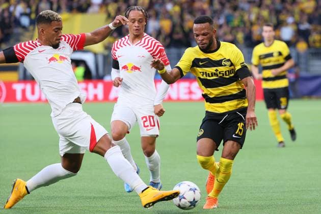 Bern - RB Leipzig Champions League Bern, 19.09.2023, Wankdorf Stadion, Fussball , UEFA Champions League, Gruppe G , 1. Spieltag, Young Boys Bern vs. RB Leipzig , Im Bild v.l.: Benjamin Henrichs (39, RB Leipzig), Xavi Simons (RB Leipzig) und Meschack Elia ( 15, Bern) . , Foto nur zur redaktionellen Nutzung bestimmt! . , UEFA regulations prohibit any use of photographs as image sequences and or quasi-video ,
