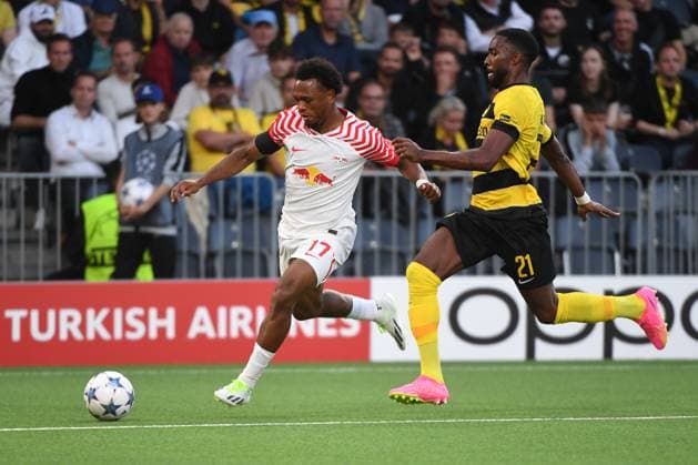 19.09.2023, Bern, Wankdorf, UEFA Champions League: Young Boys - Leipzig, 17 Openda Lois (Leipzig) gegen 21 Ulisses Garcia (Young Boys). Bern Wankdorf Bern Switzerland Copyright: xJustPictures.ch ManuelxWinterbergerx jp-de-MaWi-19.09.23_MWI_7228