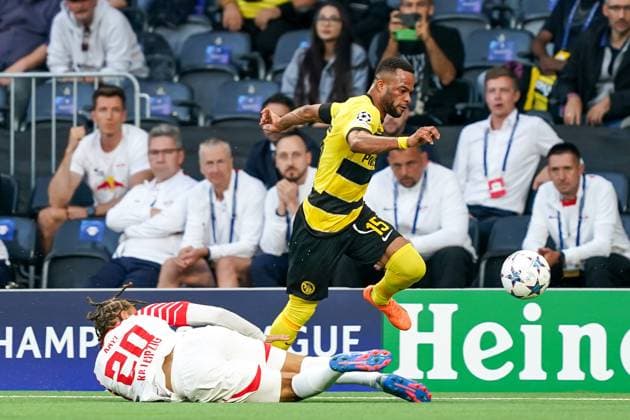 Bern, Switzerland, 19th September 2023: Elia Meschack (15 Young Boys) and Xavi Simons (20 Leipzig) battle for the ball (duel) during the UEFA Champions League Final football match between Young Boys and RB Leipzig at Wankdorf Stadium in Bern, Switzerland. (Daniela Porcelli SPP) Copyright: xDanielaxPorcellix xSPPx spp-en-DaPoSp-20230919-DP102021