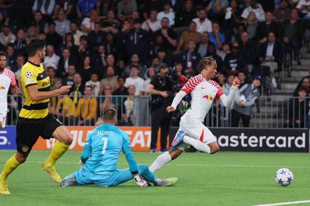 Bern - RB Leipzig Champions League Bern, 19.09.2023, Wankdorf Stadion, Fussball , UEFA Champions League, Gruppe G , 1. Spieltag, Young Boys Bern vs. RB Leipzig , Im Bild: Torwart Anthony Racioppi ( 1, Bern) und Xavi Simons (RB Leipzig), Schiedsrichter Enea Jorgji (Albanien) gibt keinen Elfmeter für Leipzig . , Foto nur zur redaktionellen Nutzung bestimmt! . , UEFA regulations prohibit any use of photographs as image sequences and or quasi-video ,