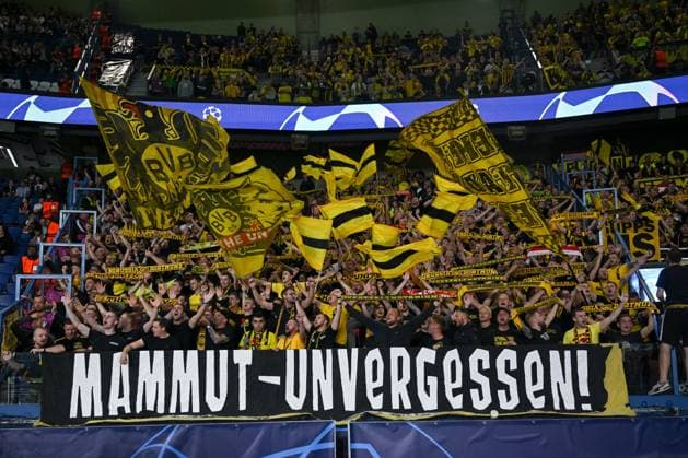 19.09.2023, Fussball, Champions League, 1. Spieltag, Saison 2023 2024, Paris St. Germain - Borussia Dortmund, Fans von Borussia Dortmund im Gästeblock mit Fanplakat Mammut-Unvergessen xRHR-FOTO TKx Copyright: RHR-FOTOx RHR-FOTO TK