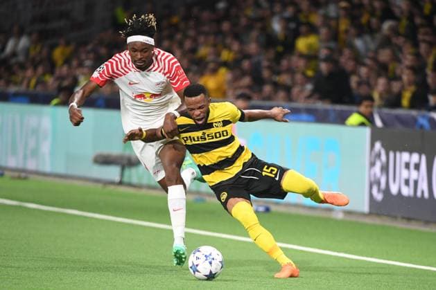 19.09.2023, Bern, Wankdorf, UEFA Champions League: Young Boys - Leipzig, 2 Mohamed Simakan (Leipzig) gegen 15 Meschack Elia (Young Boys). Bern Wankdorf Bern Switzerland Copyright: xJustPictures.ch ManuelxWinterbergerx jp-de-MaWi-19.09.23_MWI_7303