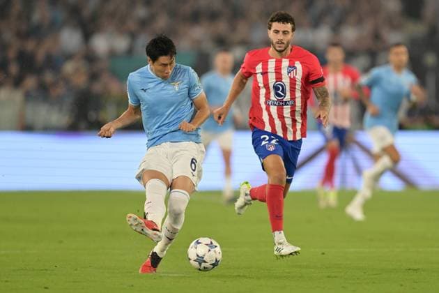 Foto Alfredo Falcone LaPresse 19 Settembre 2023 - Roma, Italia - calcio - Lazio vs Atletico Madrid - Champions League 20223 2024 - Fase a gironi Gruppo E - Stadio Olimpico. Nella foto: Daichi Kamada (SS Lazio), Mario Hermoso (Atletico Madrid) Foto Alfredo Falcone LaPresse SEPTEMBER 19, 2023 Rome, Italy - sport, soccer - Lazio vs Club Atl& xe9;tico de Madrid - Champions League 20223 2024 - Group Stage Group E - Olimpic Stadium. In the pic: Daichi Kamada (SS Lazio), Mario Hermoso (Atletico Madrid)  Copyright: xAlfredoxFalcone LaPressex