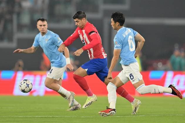 Foto Alfredo Falcone LaPresse 19 Settembre 2023 - Roma, Italia - calcio - Lazio vs Atletico Madrid - Champions League 20223 2024 - Fase a gironi Gruppo E - Stadio Olimpico. Nella foto: Alvaro Morata (Atletico Madrid), Daichi Kamada (SS Lazio) Foto Alfredo Falcone LaPresse SEPTEMBER 19, 2023 Rome, Italy - sport, soccer - Lazio vs Club Atl& xe9;tico de Madrid - Champions League 20223 2024 - Group Stage Group E - Olimpic Stadium. In the pic: Alvaro Morata (Atletico Madrid), Daichi Kamada (SS Lazio)  Copyright: xAlfredoxFalcone LaPressex