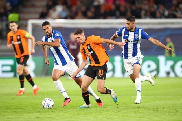 Hamburg, Deutschland 19. September 2023: Champions League - 2023 2024 - Shakhtar Donezk vs. FC Porto Im Bild: v.l. im Zweikampf David Carmo (Porto, 4), Georgiy Sudakov (Donezk, 10), Alan Varela (Porto, 22) Volksparkstadion Hamburg Copyright: xFotostandx xTaegerx