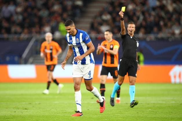 Hamburg, Deutschland 19. September 2023: Champions League - 2023 2024 - Shakhtar Donezk vs. FC Porto Im Bild: gelbe Karte David Carmo (Porto, 4) Volksparkstadion Hamburg Copyright: xFotostandx xTaegerx
