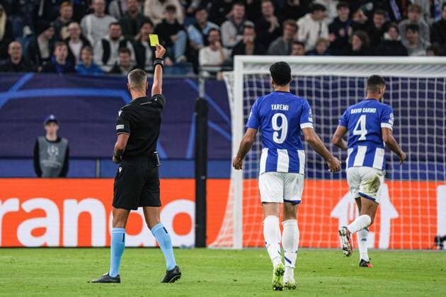 Gelbe Karte David Carmo (FC Porto, 04) GER, Schachtar Donezk vs. FC Porto, Fussball, Champions League, Gruppe H, Spieltag 1, Saison 2023 2024, 19.09.2023 GER, Schachtar Donezk vs. FC Porto, Fussball, Champions League, Gruppe H, Spieltag 1, Saison 2023 2024, 19.09.2023 Hamburg Copyright: xEibner-Pressefoto MarcelxvonxFehrnx EP_MFN
