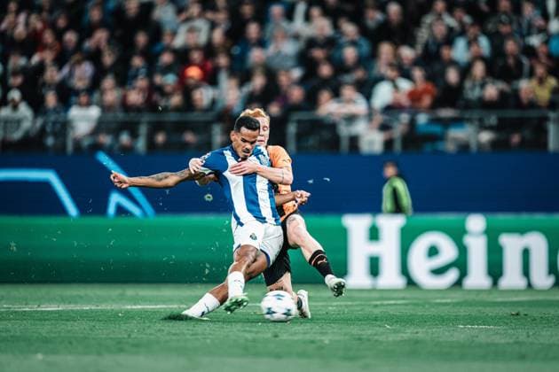 Fußball Herren Saison 2023 2024 Champions League Gruppe H 1. Spieltag Shakhtar Donetsk (UKR) vs. FC Porto (PRT) 19.09.2023 v.l. Galeno ( 13, FC Porto) kann nicht durch Yukhym Konoplya ( 26, Shakhtar Donetsk) aufgehalten werden und trifft das Tor Hamburg Volksparkstadion Hamburg Deutschland