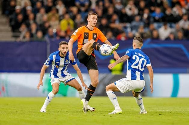 Hamburg, 19. September 2023 - Fußball, UEFA Champions League 2023 24, Schachtar Donezk - FC Porto: Danylo Sikan (Schachtar Donezk, 14), Andre Franco (FC Porto, 20)