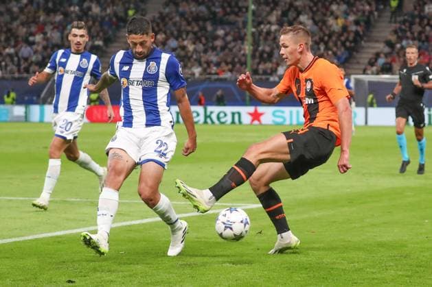 19.09.2023, xgox, Fussball UEFA Champions League, Schachtar Donezk - FC Porto emspor, v.l. Alan Varela (Porto, 22), Danylo Sikan (Donezk, 14) Zweikampf, Duell, Kampf, tackle (DFL DFB REGULATIONS PROHIBIT ANY USE OF PHOTOGRAPHS as IMAGE SEQUENCES and or QUASI-VIDEO) Hamburg