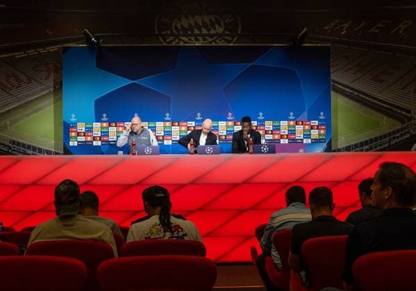 Erik ten Hag (Chef-Trainer Head Coach, Manchester United, ManU FC, Mitte) und Andre Onana (Torwart Goalkeeper, Manchester United FC, 24, rechts). GER, Pressekonferenz vor dem Spiel FC Bayern Muenchen vs. Manchester United FC, Fussball, Championsleague, Spielzeit 2023 2024, 19.09.2023. (DFL DFB REGULATIONS PROHIBIT ANY USE OF PHOTOGRAPHS as IMAGE SEQUENCES and or QUASI-VIDEO). GER, Pressekonferenz vor dem Spiel FC Bayern Muenchen vs. Manchester United FC, Fussball, Championsleague, Spielzeit 2023 2024, 19.09.2023. Muenchen Copyright: xEibner-Pressefoto HeikexFeinerx EP_HFR
