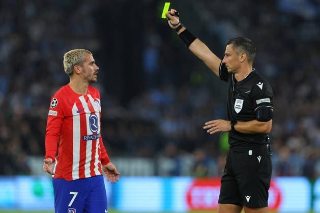 Rome, Italy 19.09.2023: Referee Vincic show yellow card at Antoine Griezmann of Atletico during the Uefa Champions League 2023-2024 football, group E, between SS Lazio vs Atletico de Madrid at Olympic Stadium in Rome.  Copyright: xMarcoxIacobucci IPAxSportx xipa-x xx IPA_40417569 IPA_IPA40417569