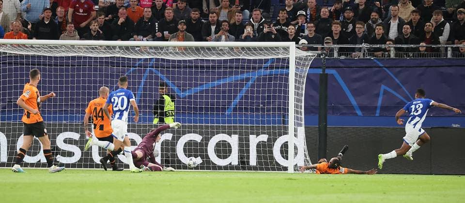 Galeno (Porto) erzielt hier das 0-1 Fussball, UEFA Champions League, Gruppenphase, Saison 2023-2024, Herren, UCL, Men, Volksparkstadion, FC Shakhtar Schachtar Donezk (UKR) gegen FC Porto (PRT)