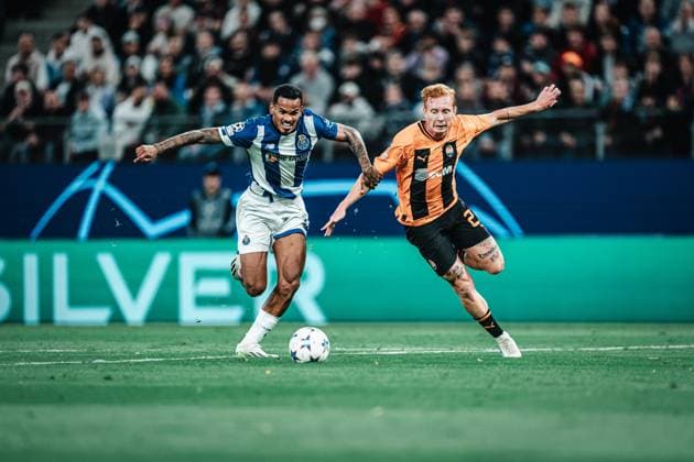 Fußball Herren Saison 2023 2024 Champions League Gruppe H 1. Spieltag Shakhtar Donetsk (UKR) vs. FC Porto (PRT) 19.09.2023 v.l. Galeno ( 13, FC Porto) Zweikampf mit Yukhym Konoplya ( 26, Shakhtar Donetsk) Hamburg Volksparkstadion Hamburg Deutschland