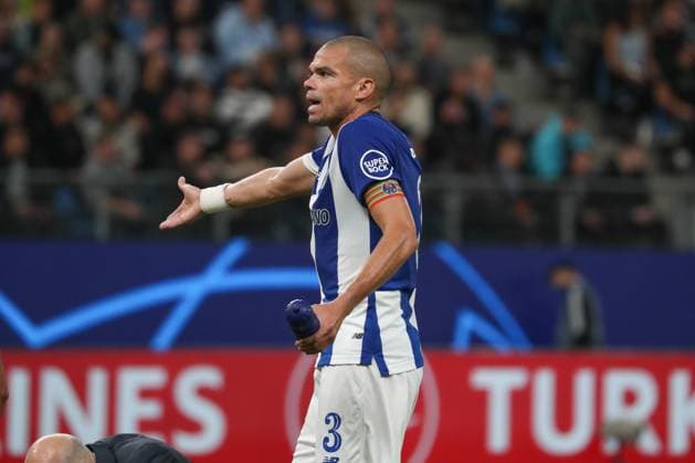 19.09.2023, xgox, Fussball UEFA Champions League, Schachtar Donezk - FC Porto emspor, v.l. Pepe (Porto, 3) gibt Anweisungen, gestikuliert mit den Armen, gesticulate, gives instructions (DFL DFB REGULATIONS PROHIBIT ANY USE OF PHOTOGRAPHS as IMAGE SEQUENCES and or QUASI-VIDEO) Hamburg
