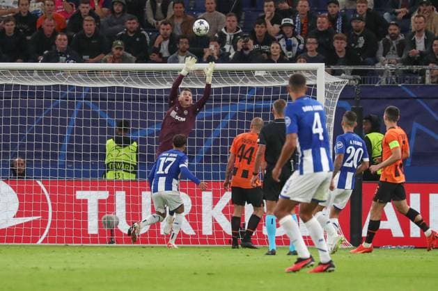 19.09.2023, xgox, Fussball UEFA Champions League, Schachtar Donezk - FC Porto emspor, v.l. Dmytro Riznyk (Donezk, 31) Parade, haelt den Ball, faengt den Ball, pariert (DFL DFB REGULATIONS PROHIBIT ANY USE OF PHOTOGRAPHS as IMAGE SEQUENCES and or QUASI-VIDEO) Hamburg