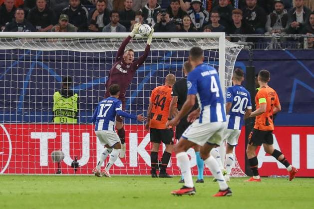 19.09.2023, xgox, Fussball UEFA Champions League, Schachtar Donezk - FC Porto emspor, v.l. Dmytro Riznyk (Donezk, 31) Parade, haelt den Ball, faengt den Ball, pariert (DFL DFB REGULATIONS PROHIBIT ANY USE OF PHOTOGRAPHS as IMAGE SEQUENCES and or QUASI-VIDEO) Hamburg