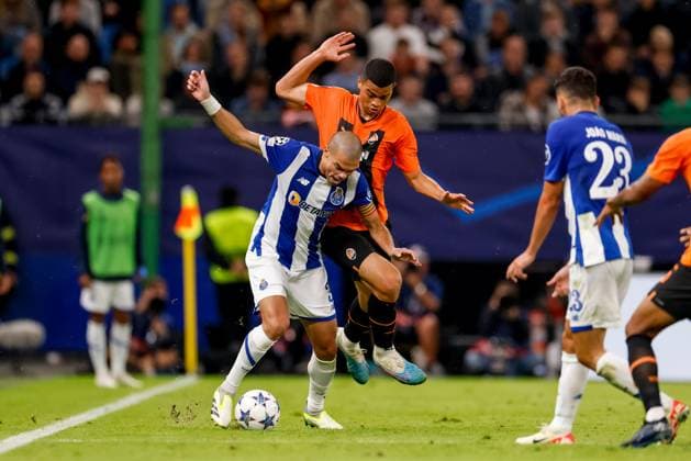 Hamburg, 19. September 2023 - Fußball, UEFA Champions League 2023 24, Schachtar Donezk - FC Porto: Pepe (FC Porto, 3), Kevin Kelsy (Schachtar Donezk, 18)
