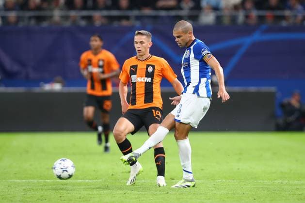 Hamburg, Deutschland 19. September 2023: Champions League - 2023 2024 - Shakhtar Donezk vs. FC Porto Im Bild: v.l. im Zweikampf Danylo Sikan (Donezk, 14), Pepe (Porto, 3) Volksparkstadion Hamburg Copyright: xFotostandx xTaegerx