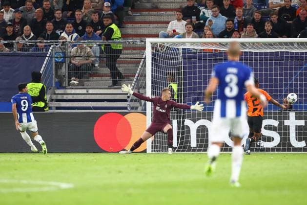 Hamburg, Deutschland 19. September 2023: Champions League - 2023 2024 - Shakhtar Donezk vs. FC Porto Im Bild: Mehdi Taremi (Porto, 9) schiesst den Ball aufs Tor, Toschuss, Schuss Volksparkstadion Hamburg Copyright: xFotostandx xTaegerx