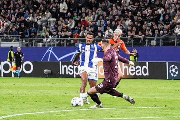 Torschuss Galeno (FC Porto, 13), Artur Rudko (Schachtar Donezk, 01) haelt Ball GER, Schachtar Donezk vs. FC Porto, Fussball, Champions League, Gruppe H, Spieltag 1, Saison 2023 2024, 19.09.2023 GER, Schachtar Donezk vs. FC Porto, Fussball, Champions League, Gruppe H, Spieltag 1, Saison 2023 2024, 19.09.2023 Hamburg Copyright: xEibner-Pressefoto MarcelxvonxFehrnx EP_MFN