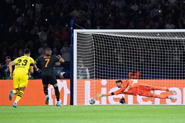 But sur penalty de Kylian Mbappe ( 7 - PSG ) - Gregor Kobel ( 1 - Borussia Dortmund ) - FOOTBALL : Paris Saint Germain vs Borussia Dortmund - Ligue des Champions - 19 09 2023 FedericoPestellini Panoramic 