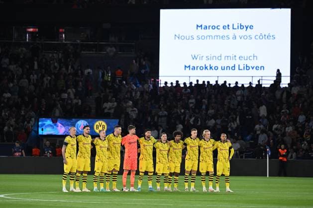 Paris, Parc des Princes, 19.09.23, GER, Herren, UEFA Champions League, Saison 2023-2024, Paris Saint Germain - Borussia Dortmund Bild: Mannschaftsfoto, Gruppenfoto Dortmund bei Gedenkminute Only for editorial use! UEFA regulations prohibit any use of photographs as image sequences and or quasi-video. Frankreich
