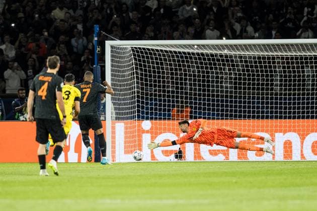 UEFA Champions League: FC Paris Saint-Germain - Borussia Dortmund; 19.09.2023 Gregor Kobel (Borussia Dortmund, 1) kann den Elfmeter von Kylian Mbappé (FC Paris Saint-Germain, 7) nicht halten - 1:0 UEFA Champions League: FC Paris Saint-Germain - Borussia Dortmund, Paris, Parc des Princes am 19.09.2023 Copyright: xBEAUTIFULxSPORTS Wunderlx