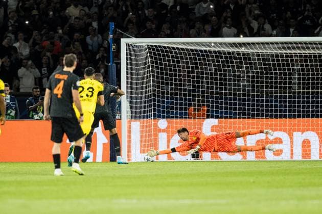 UEFA Champions League: FC Paris Saint-Germain - Borussia Dortmund; 19.09.2023 Gregor Kobel (Borussia Dortmund, 1) kann den Elfmeter von Kylian Mbappé (FC Paris Saint-Germain, 7) nicht halten - 1:0 UEFA Champions League: FC Paris Saint-Germain - Borussia Dortmund, Paris, Parc des Princes am 19.09.2023 Copyright: xBEAUTIFULxSPORTS Wunderlx