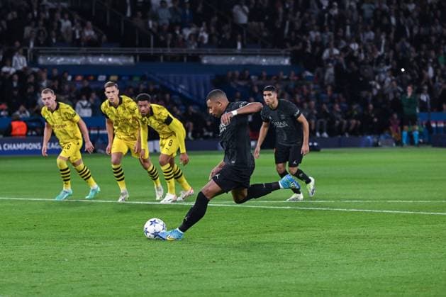 19.09.2023, Fussball, Champions League, 1. Spieltag, Saison 2023 2024, Paris St. Germain - Borussia Dortmund, Elfmeter, Kylian MbappÃ (Paris St. Germain) erzielt das 1:0 für PSG. xRHR-FOTO TKx Copyright: RHR-FOTOx RHR-FOTO TK