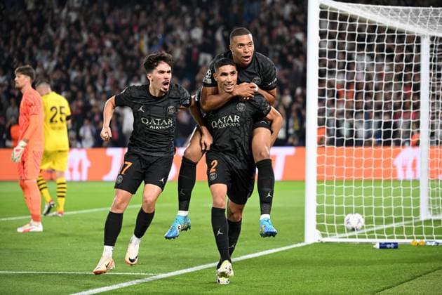 Paris, Parc des Princes, 19.09.23, GER, Herren, UEFA Champions League, Saison 2023-2024, Paris Saint Germain - Borussia Dortmund Bild: Achraf HAKIMI (Paris) jubelt nach seinem Tor zum 2:0 mit Kylian MBAPPE (Paris) Only for editorial use! UEFA regulations prohibit any use of photographs as image sequences and or quasi-video. Frankreich