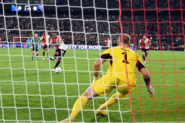 ROTTERDAM - Igor Paixao of Feyenoord misses the penalty kick during the UEFA Champions League match between Feyenoord and Celtic FC at Feyenoord Stadion de Kuip on September 19, 2023 in Rotterdam, Netherlands. ANP OLAF KRAAK Group E - UEFA Champions League 2023 2024 xVIxANPxSportx xxANPxIVx 478721327 originalFilename: 478721327.jpg