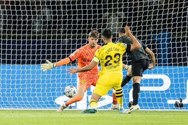 Sport Bilder des Tages UEFA Champions League: FC Paris Saint-Germain - Borussia Dortmund; 19.09.2023 Achraf Hakimi (FC Paris Saint-Germain, 2) trifft zum 2:0 - Gregor Kobel (Borussia Dortmund, 1) kann nicht stoppen UEFA Champions League: FC Paris Saint-Germain - Borussia Dortmund, Paris, Parc des Princes am 19.09.2023 Copyright: xBEAUTIFULxSPORTS Wunderlx
