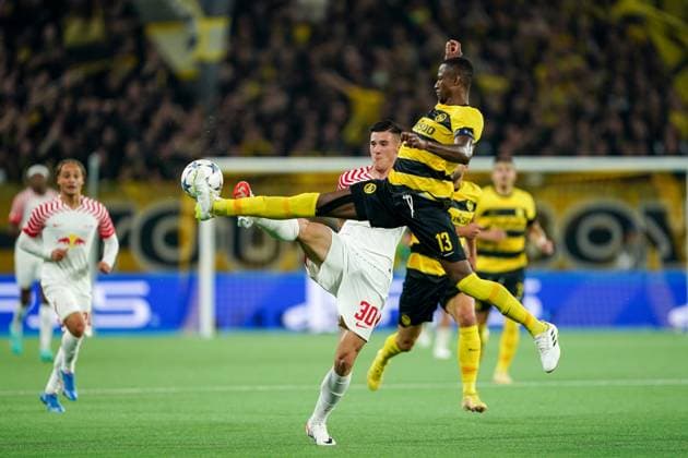 Bern, Switzerland, 19th September 2023: 30 Benjamin Sesko (Leipzig) and 13 Mohamed Ali Camara (Young Boys) battle for the ball (duel) during the UEFA Champions League Final football match between Young Boys and RB Leipzig at Wankdorf Stadium in Bern, Switzerland. (Daniela Porcelli SPP) Copyright: xDanielaxPorcellix xSPPx spp-en-DaPoSp-20230919-DP102604
