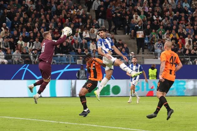 19.09.2023, xgox, Fussball UEFA Champions League, Schachtar Donezk - FC Porto emspor, v.l. Dmytro Riznyk (Donezk, 31) Parade, haelt den Ball, faengt den Ball, pariert (DFL DFB REGULATIONS PROHIBIT ANY USE OF PHOTOGRAPHS as IMAGE SEQUENCES and or QUASI-VIDEO) Hamburg