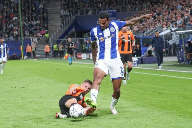 19.09.2023, xgox, Fussball UEFA Champions League, Schachtar Donezk - FC Porto emspor, v.l. Yegor Nazaryna (Donezk, 29), Galeno (Porto, 13) Zweikampf, Duell, Kampf, tackle (DFL DFB REGULATIONS PROHIBIT ANY USE OF PHOTOGRAPHS as IMAGE SEQUENCES and or QUASI-VIDEO) Hamburg