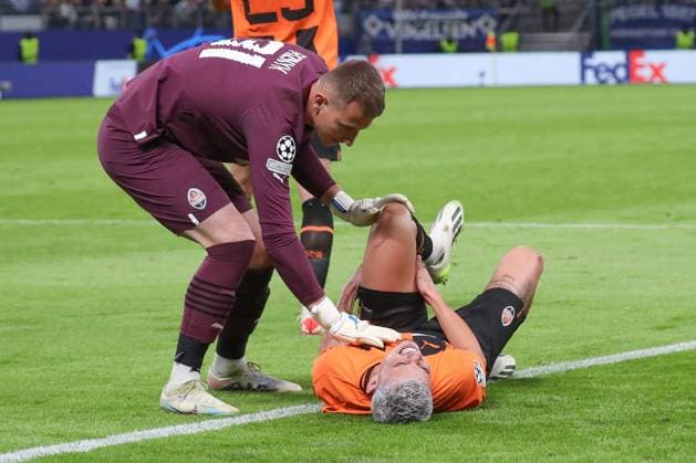 19.09.2023, xgox, Fussball UEFA Champions League, Schachtar Donezk - FC Porto emspor, v.l. Stav Lemkin (Donezk, 3) verletzt sich waehrend des Spiels (DFL DFB REGULATIONS PROHIBIT ANY USE OF PHOTOGRAPHS as IMAGE SEQUENCES and or QUASI-VIDEO) Hamburg