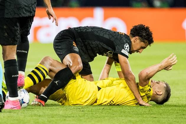 UEFA Champions League: FC Paris Saint-Germain - Borussia Dortmund; 19.09.2023 Marquinhos (FC Paris Saint-Germain, 5) schubst Nico Schlotterbeck (Borussia Dortmund, 4) um und faellt mit ihm auf den Boden UEFA Champions League: FC Paris Saint-Germain - Borussia Dortmund, Paris, Parc des Princes am 19.09.2023 Copyright: xBEAUTIFULxSPORTS Wunderlx